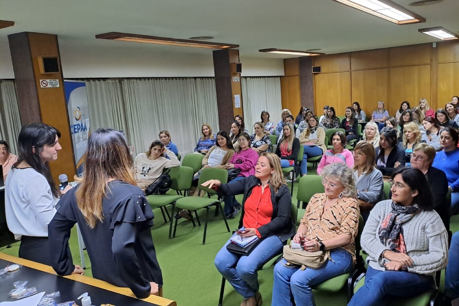 Una charla en un encuentro para mujeres emprendedoras