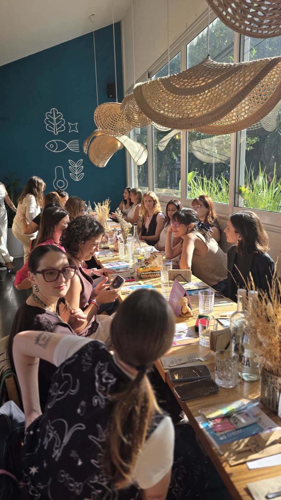 Las asistentes en la mesa