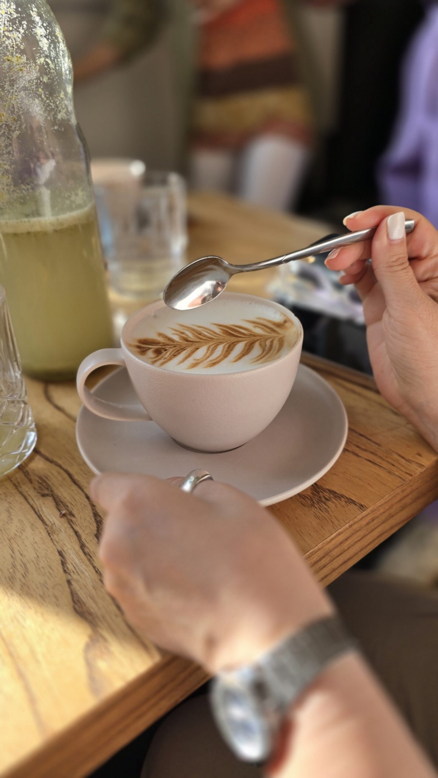 Una asistente con su taza
